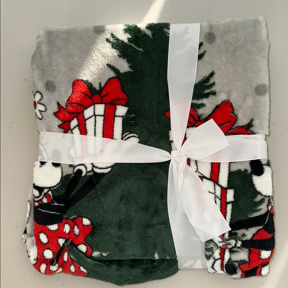 Disney Festive Children’s Mickey and Minnie Gray Blanket Set. - Picture 10 of 11